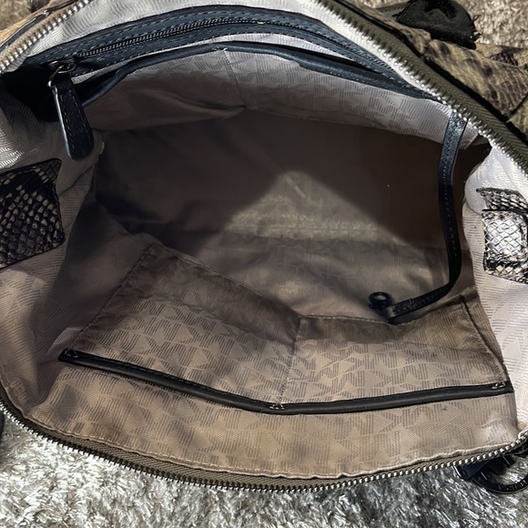 GUC- MICHAEL KORS embossed leather bag - Picture 14 of 15